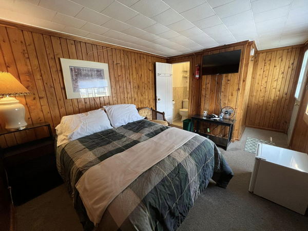 CJs UP North Inn (Browns Motel) - Web Listing (newer photo)